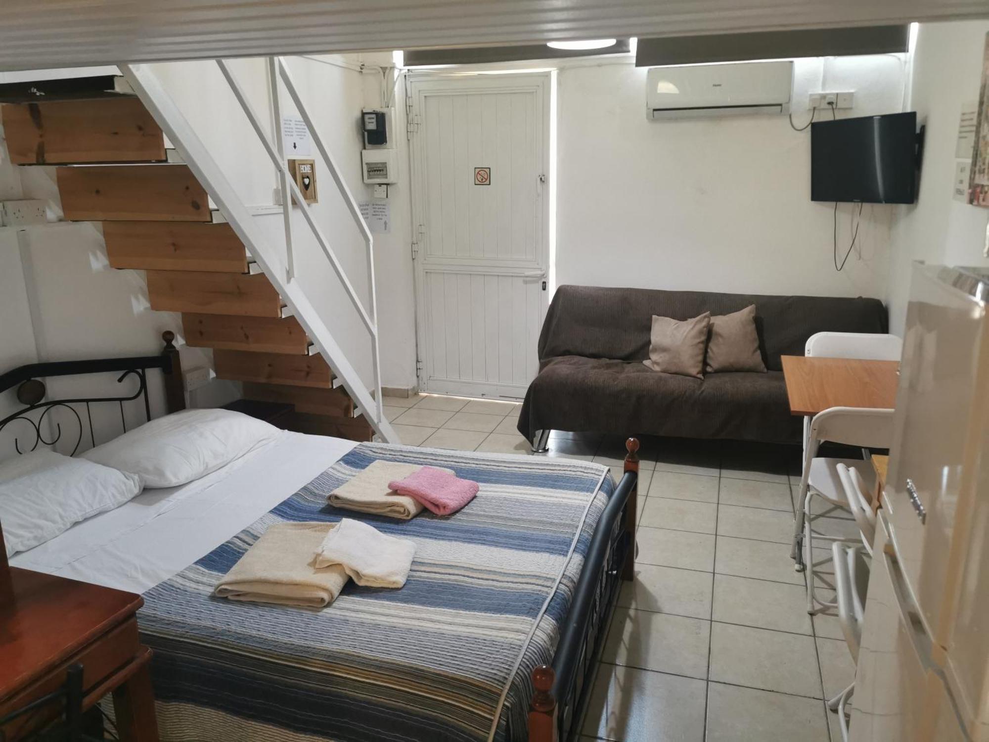 Strovolos Rooms Studios نيقوسيا الغرفة الصورة